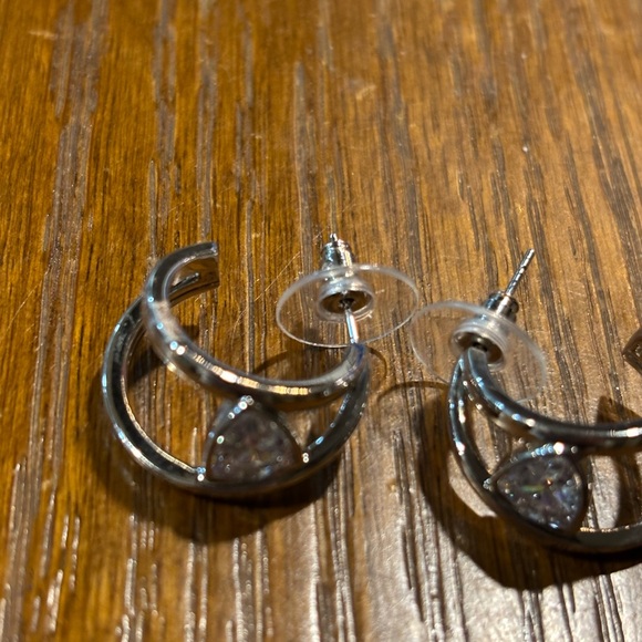 Kendra Scott silver hoop earrings with gem - Picture 2 of 3
